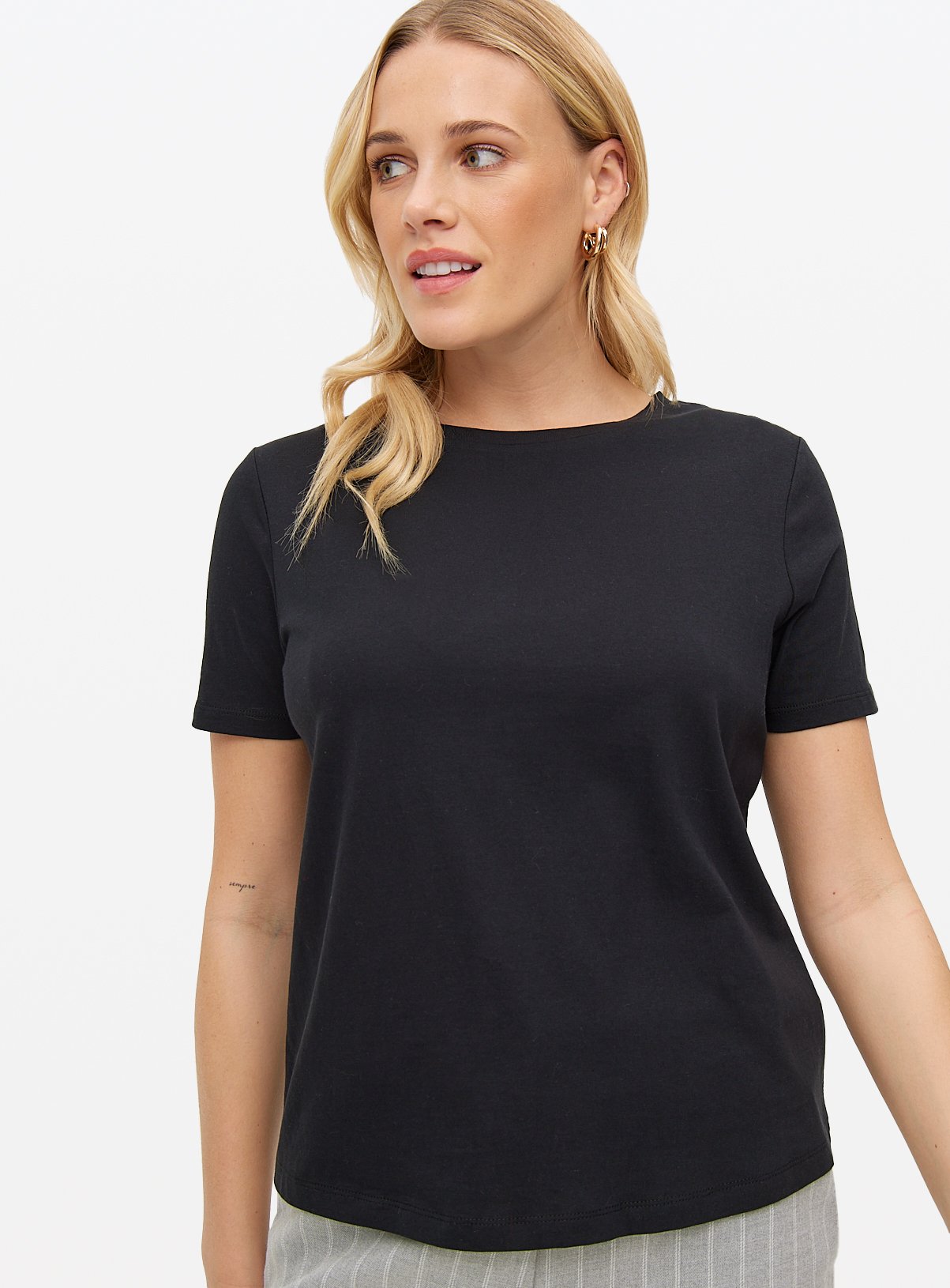 black t shirt women